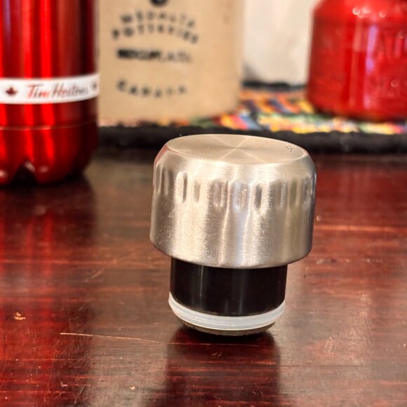 Red Tim Hortons 2017 stainless steel Hot/Cold Liquid Water bottle 500ml/16 oz - Picture 4 of 6